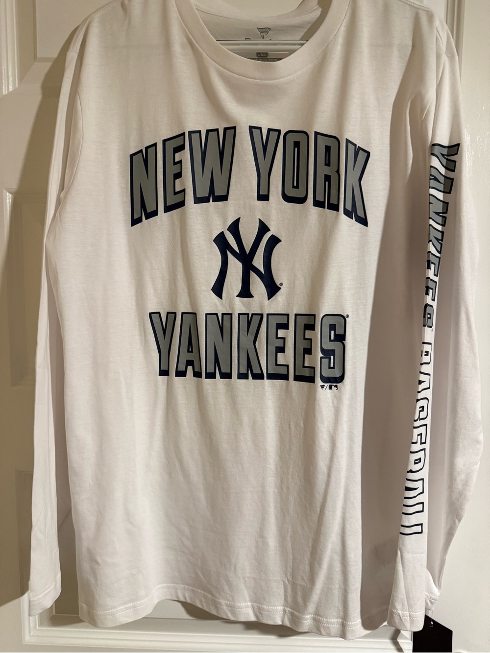 Fanatics White New York Yankees Long Sleeve Tee with Navy Graphics